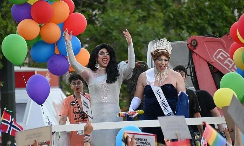 Athens Pride: Σε εξέλιξη η πορεία - Δεν έλειψαν τα "ευτράπελα"